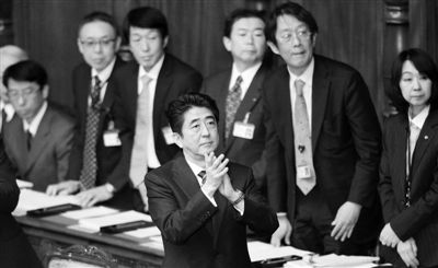 2月28日，日本首相安倍晉三（中）在國(guó)會(huì)鼓掌。他當(dāng)天說(shuō)，希望與中韓重新交好。