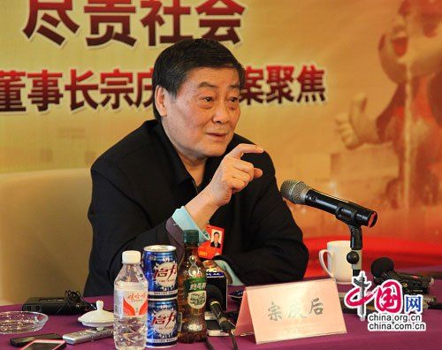 全國人大代表、娃哈哈集團(tuán)董事長兼總經(jīng)理宗慶后。