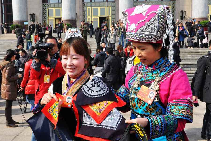 云南代表團的兩位女代表在為記者展示她們帶來的民族特色手工藝品。 人民網(wǎng)記者 馬麗婭 攝