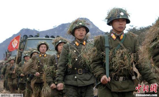 當(dāng)?shù)貢r間3月11日，朝鮮《勞動新聞》刊登大量朝鮮士兵緊張訓(xùn)練的圖片，反制韓美兩國于當(dāng)天啟動的代號為“關(guān)鍵決斷”的聯(lián)合軍演，振奮朝鮮國內(nèi)士氣。