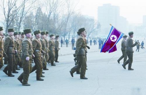 16日，一隊朝鮮士兵走過平壤街頭。