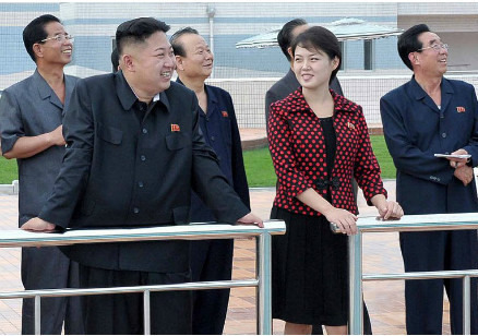 調(diào)查稱波點服裝在朝鮮最受歡迎女性效仿李雪主