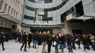 BBC員工舉行12小時罷工抗議公司繼續(xù)裁員。