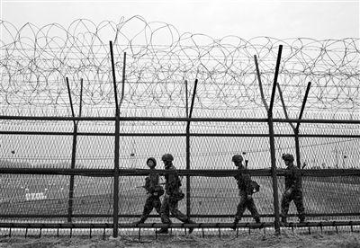 5日，韓國(guó)邊境城市坡州，韓國(guó)士兵在此巡邏，這里距離軍事分界線不遠(yuǎn)。