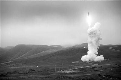范登堡空軍基地，一枚攔截導(dǎo)彈發(fā)射升空。