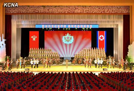 朝鮮人民軍協(xié)奏團(tuán)9日舉辦名為《用白頭山槍桿子贏取最后勝利》的音樂(lè)舞蹈綜合演出，慶祝金正日出任朝鮮國(guó)防委員會(huì)委員長(zhǎng)20周年。