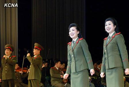 朝鮮人民軍協(xié)奏團(tuán)9日舉辦名為綜合演出，慶祝金正日出任朝鮮國(guó)防委員會(huì)委員長(zhǎng)20周年