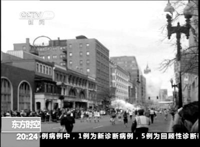一名馬拉松參賽者15日拍攝的一段視頻中，一個(gè)屋頂神秘人引發(fā)各方猜想。央視截屏