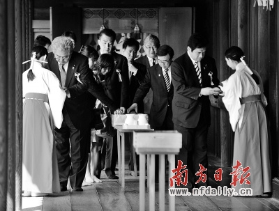 23日，議員參拜完后離開。新華社發(fā)