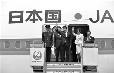 4月28日，日本首相安倍晉三攜夫人一同前往俄羅斯，交流領(lǐng)土和經(jīng)濟合作問題。這是日本首相十年來首次正式訪問俄羅斯。