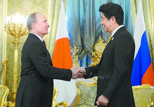 俄羅斯總統(tǒng)普京（左）4月29日在莫斯科與來(lái)訪的日本首相安倍晉三會(huì)談。 新華社/法新
