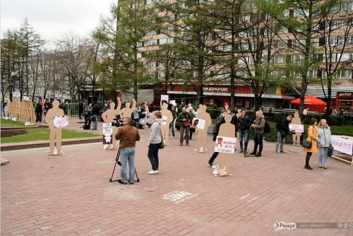 莫斯科市中心新普希金花園6日爆發(fā)“紙片人”集會，諷刺真實游行活動無意義