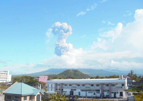 5月7日，菲律賓呂宋島東南部的馬榮火山發(fā)生噴發(fā)。據(jù)報道已造成5人死亡。