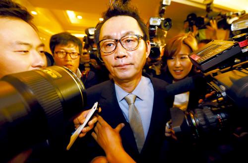 尹昶重11日在“喊冤”記者會(huì)上遭媒體圍堵。