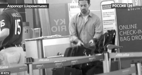 俄電視臺畫面截圖：福格爾19日推著行李箱步入機場。