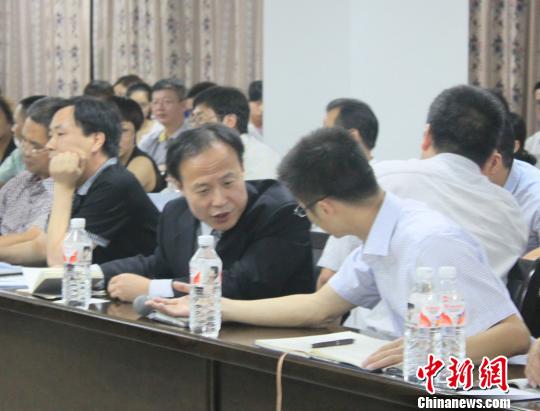 韓亞代表面對失事原因賠償?shù)榷鄦栴}一問三不知
