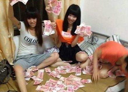 　　如今的網(wǎng)絡(luò)牛人炫富，真是各式各樣，層出不窮，先有蘭董炫富，礦女炫富，富家公子曬飛機(jī)炫富，富家女秀靚車炫富……這不，網(wǎng)絡(luò)上又現(xiàn)燒錢炫富女遭痛罵，中國富二代素質(zhì)受質(zhì)疑。...