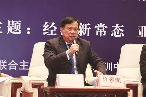 近日，“亞洲財(cái)富論壇第五屆年會”在北京國家會議中心舉行。匹克集團(tuán)董事長許景南受邀出席，圍繞“經(jīng)濟(jì)新常態(tài)、亞洲新機(jī)遇”這一主題同亞洲各領(lǐng)域的優(yōu)秀領(lǐng)導(dǎo)者們展開深度探討，并憑借在推動匹克品牌及市場國際化方面的卓越表現(xiàn)，獲得“亞洲國際化影響力人物”殊榮。