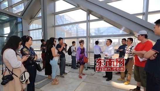 采訪團成員在位于西安金融商務區(qū)的中國銀行建設工地采訪。