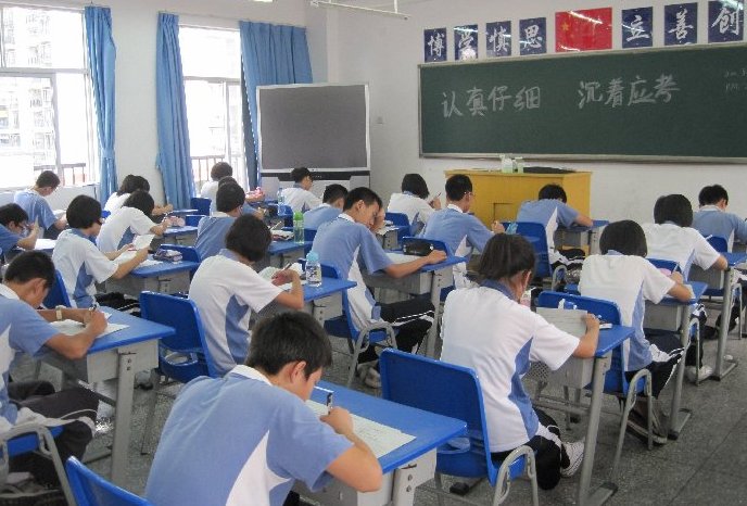 “小中考”開考 近六萬(wàn)名考生參加