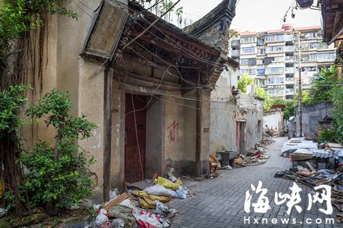 城直街33號，原本是一棟三進(jìn)古宅（市民陳先生供圖，2012年攝，獎50元），如今，門臉和一、二進(jìn)已被拆