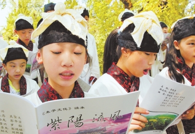 ▲　朱子學(xué)校學(xué)生在誦讀《朱子家訓(xùn)》。