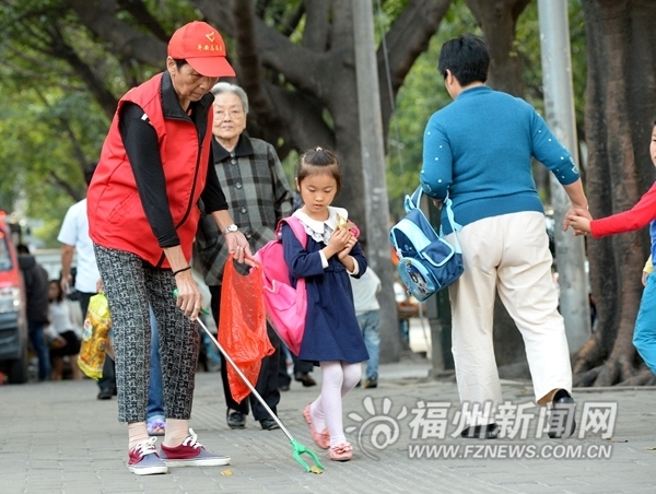 為白發(fā)志愿者點贊！青運白發(fā)志愿者平均年齡55歲