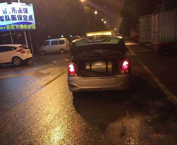 的哥用調(diào)包計(jì)換假幣被識破　開車“翹尾巴”離開