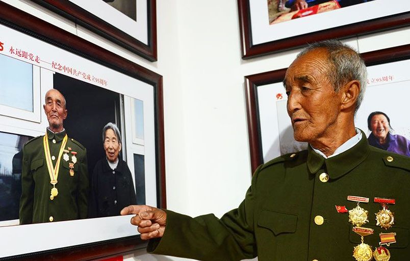 賈德勇160627-03老黨員現身講述展風采（圖為87歲建國前老黨員劉瑞，在講述當年故事）-12