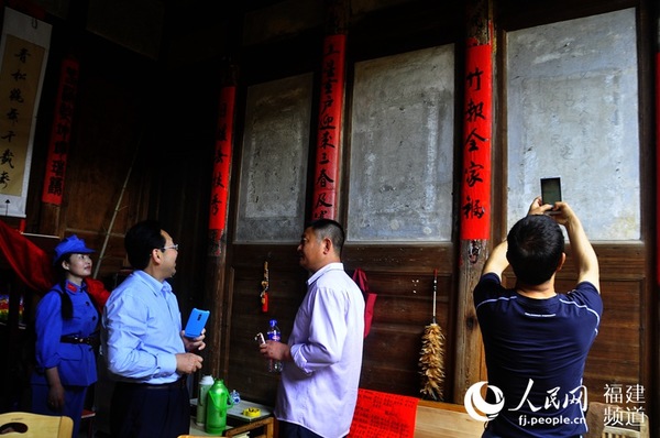 考察紅軍抗日標(biāo)語群。 吳隆重 攝