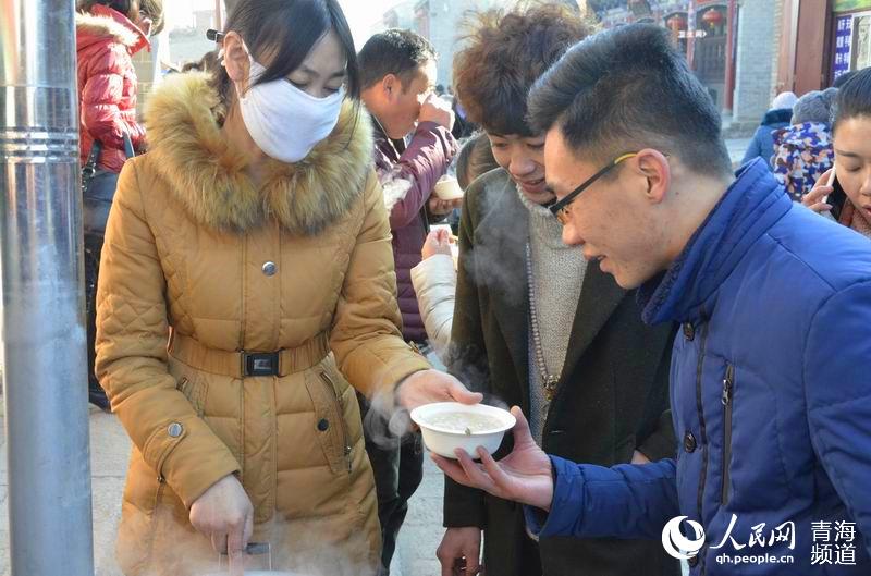網(wǎng)絡媒體走轉(zhuǎn)改:古城萬人慶臘八 粥香暖心迎新年【2】