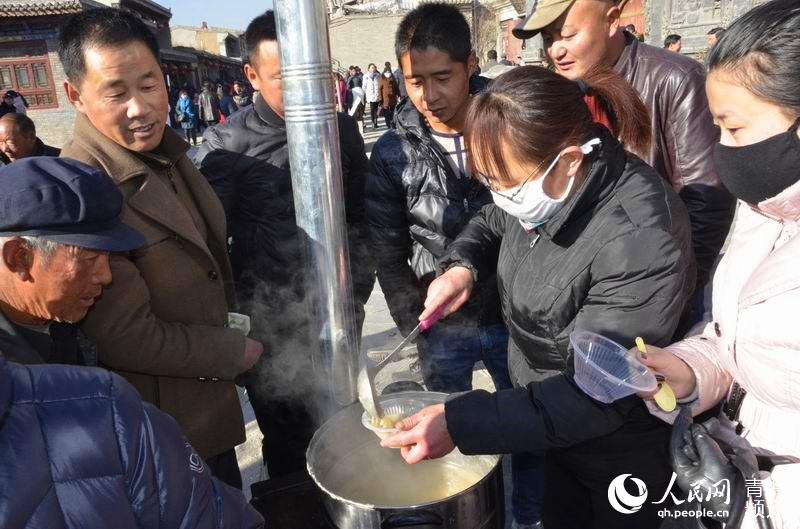網(wǎng)絡媒體走轉(zhuǎn)改:古城萬人慶臘八 粥香暖心迎新年【3】