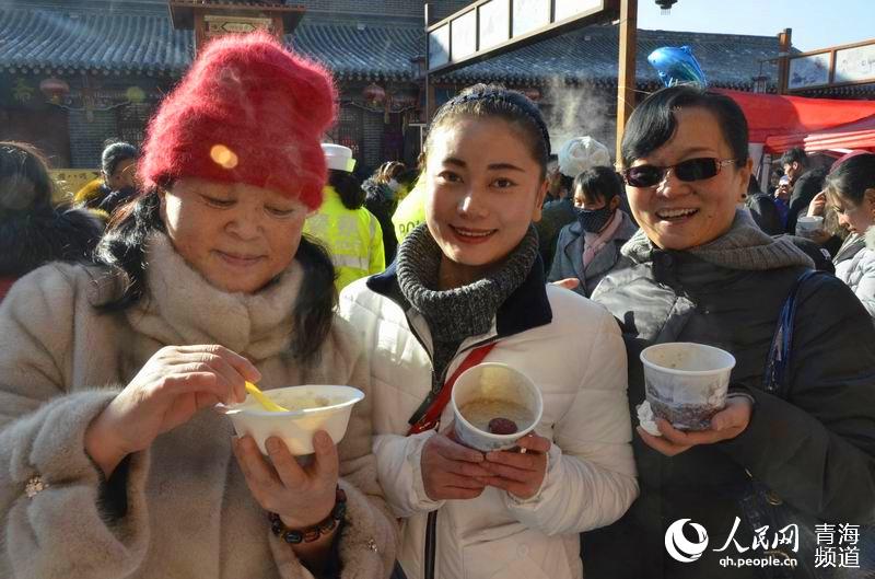 網(wǎng)絡媒體走轉(zhuǎn)改:古城萬人慶臘八 粥香暖心迎新年【4】