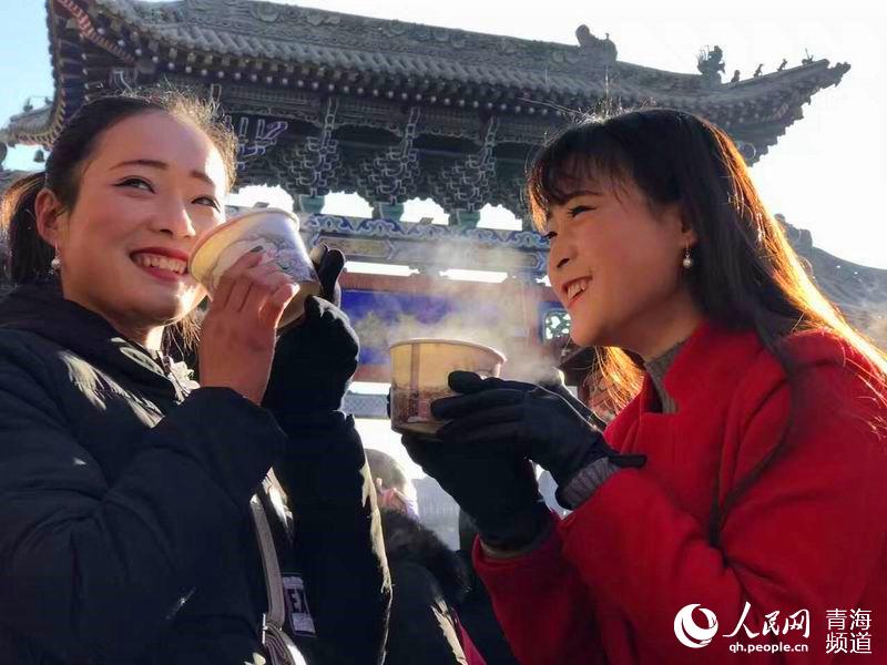 網(wǎng)絡媒體走轉(zhuǎn)改:古城萬人慶臘八 粥香暖心迎新年【8】