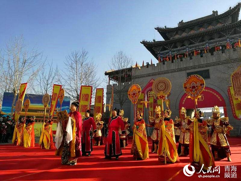 網(wǎng)絡媒體走轉(zhuǎn)改:古城萬人慶臘八 粥香暖心迎新年【11】