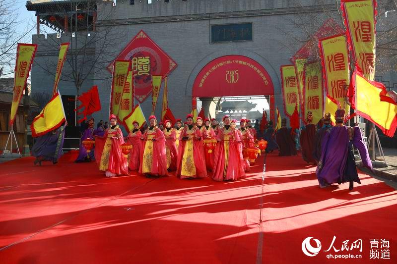 網(wǎng)絡媒體走轉(zhuǎn)改:古城萬人慶臘八 粥香暖心迎新年【13】