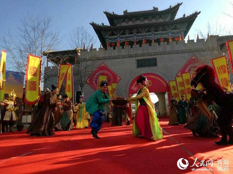 網(wǎng)絡媒體走轉(zhuǎn)改:古城萬人慶臘八 粥香暖心迎新年【15】