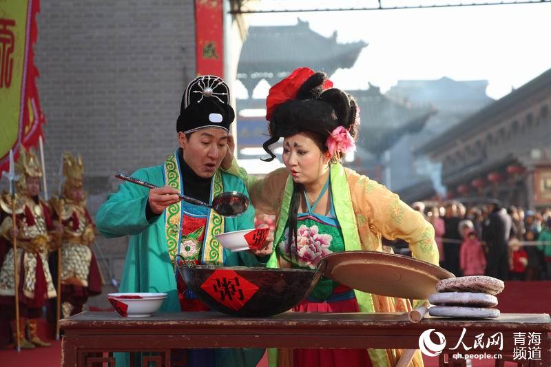 網(wǎng)絡媒體走轉(zhuǎn)改:古城萬人慶臘八 粥香暖心迎新年【16】