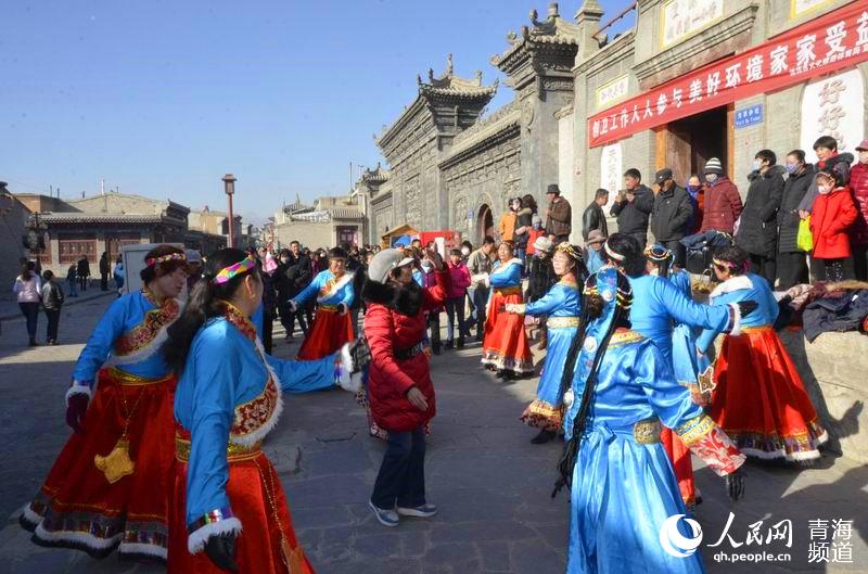 網(wǎng)絡媒體走轉(zhuǎn)改:古城萬人慶臘八 粥香暖心迎新年【18】