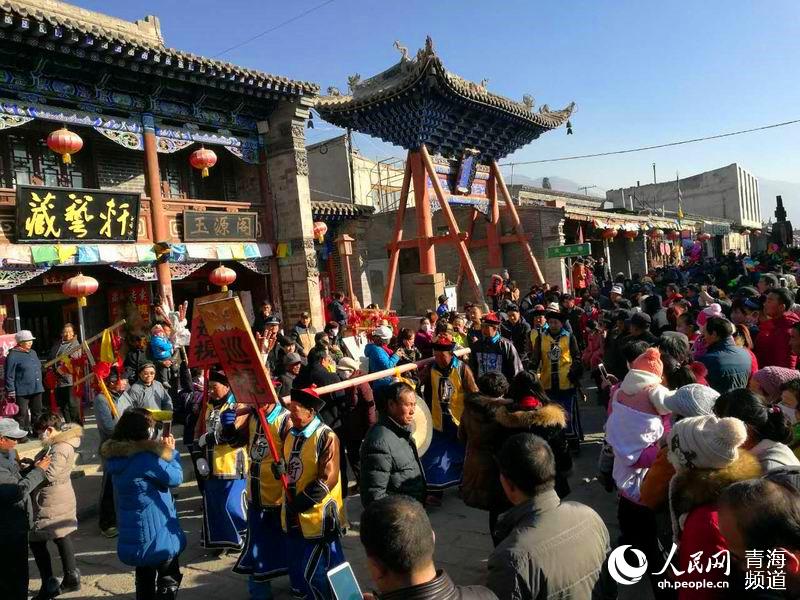 網(wǎng)絡媒體走轉(zhuǎn)改:古城萬人慶臘八 粥香暖心迎新年【20】