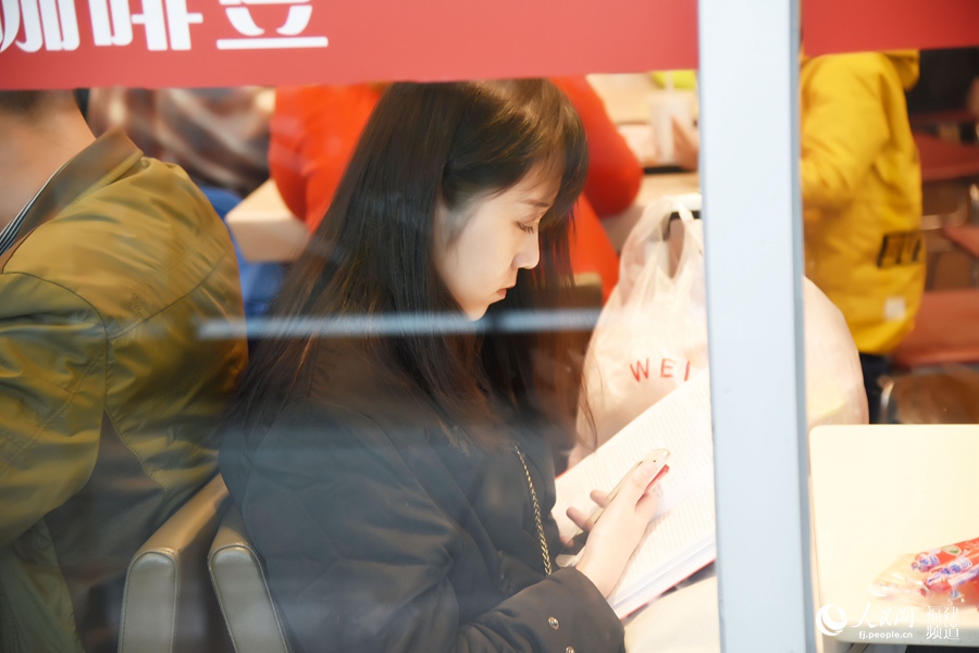 離發(fā)車時間還早,看書打發(fā)時間