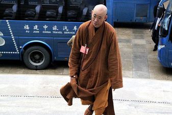 代表步履從容進(jìn)會(huì)場(chǎng)。