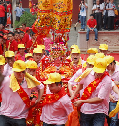 1444443802269905.jpg 泉州蟳埔女和媽祖繞境巡安-3.jpg