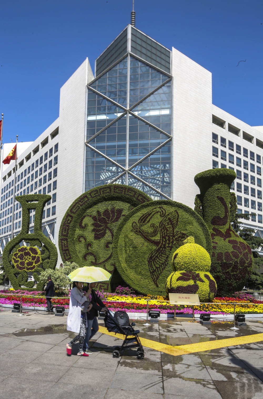 5月10日拍攝的西單路口的“流光溢彩”花壇。