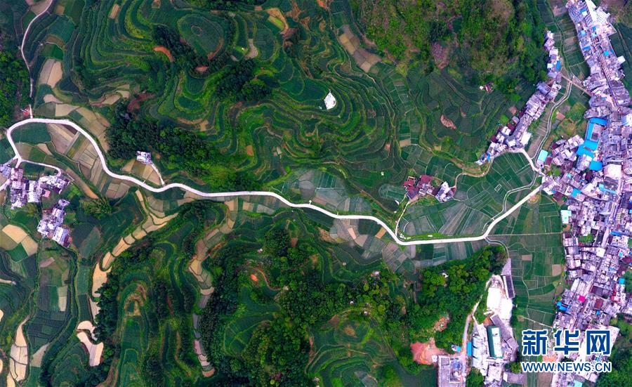 （新華全媒頭條·十九大特別報(bào)道·圖文互動(dòng)）（11）為了全體人民對美好生活的追求——從黨的十九大看黨始終不渝的奮斗目標(biāo)