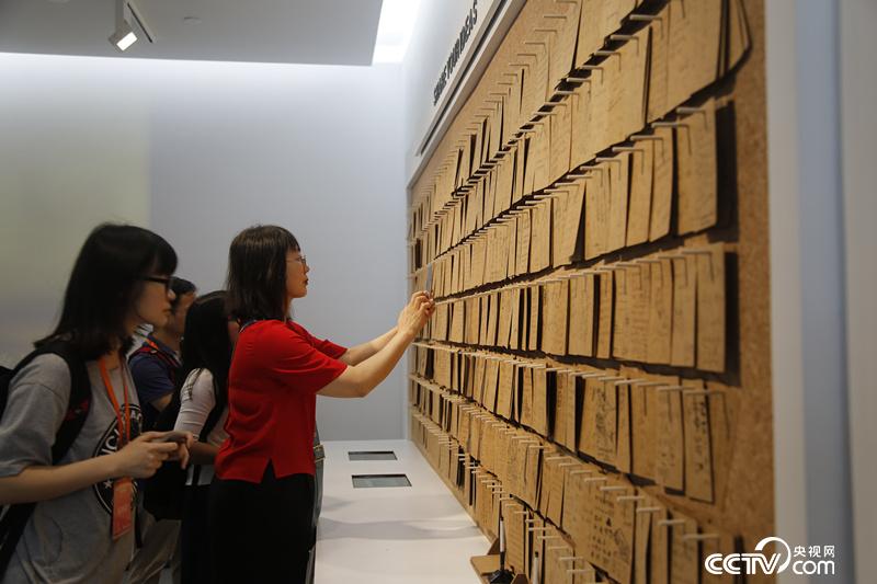 展覽出口的留言墻,觀眾以文字、涂鴉等方式表達(dá)參觀感受。