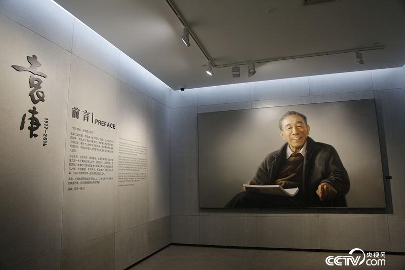 蛇口改革開放博物館展覽《袁庚》形象地展示袁庚同志追求解放、銳意改革、奉獻(xiàn)國(guó)家的頗有傳奇色彩的一生。