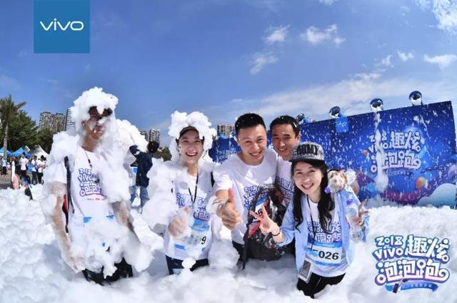 因?yàn)橐粓?chǎng)泡泡的約定，廈門這里全是人人人...