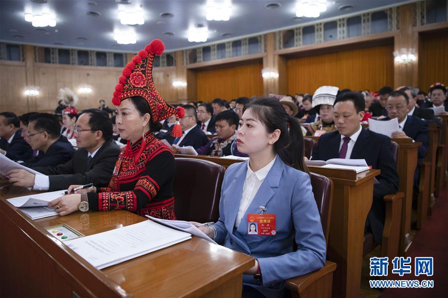 （新華全媒頭條·兩會(huì)特別報(bào)道·圖文互動(dòng)）（11）向著夢想的接力——“90歲”與“95后”代表的“對話”