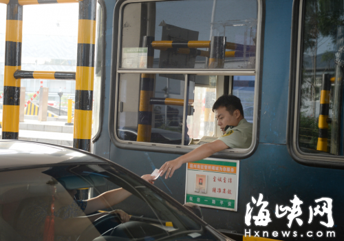 高速收費(fèi)站收費(fèi)員長期在這樣的環(huán)境中工作，影響健康